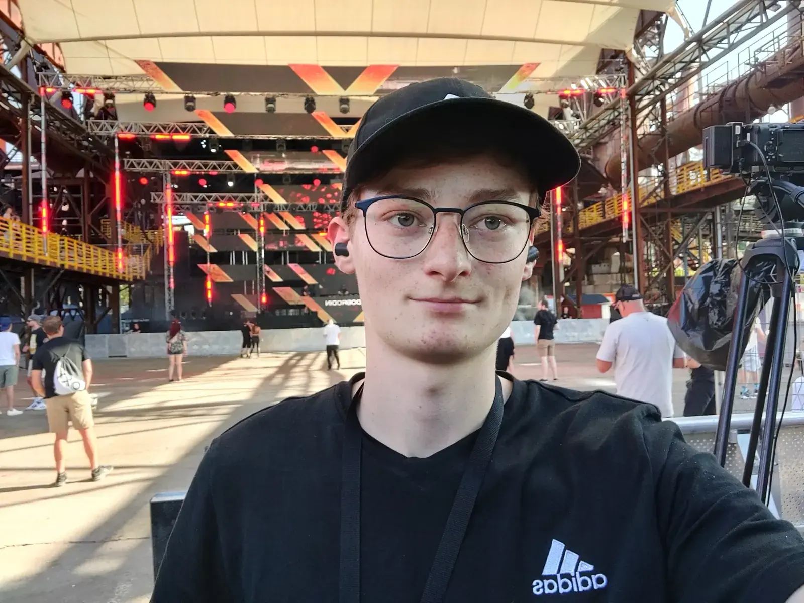 Ondřej na festivalu s visačkou na krku